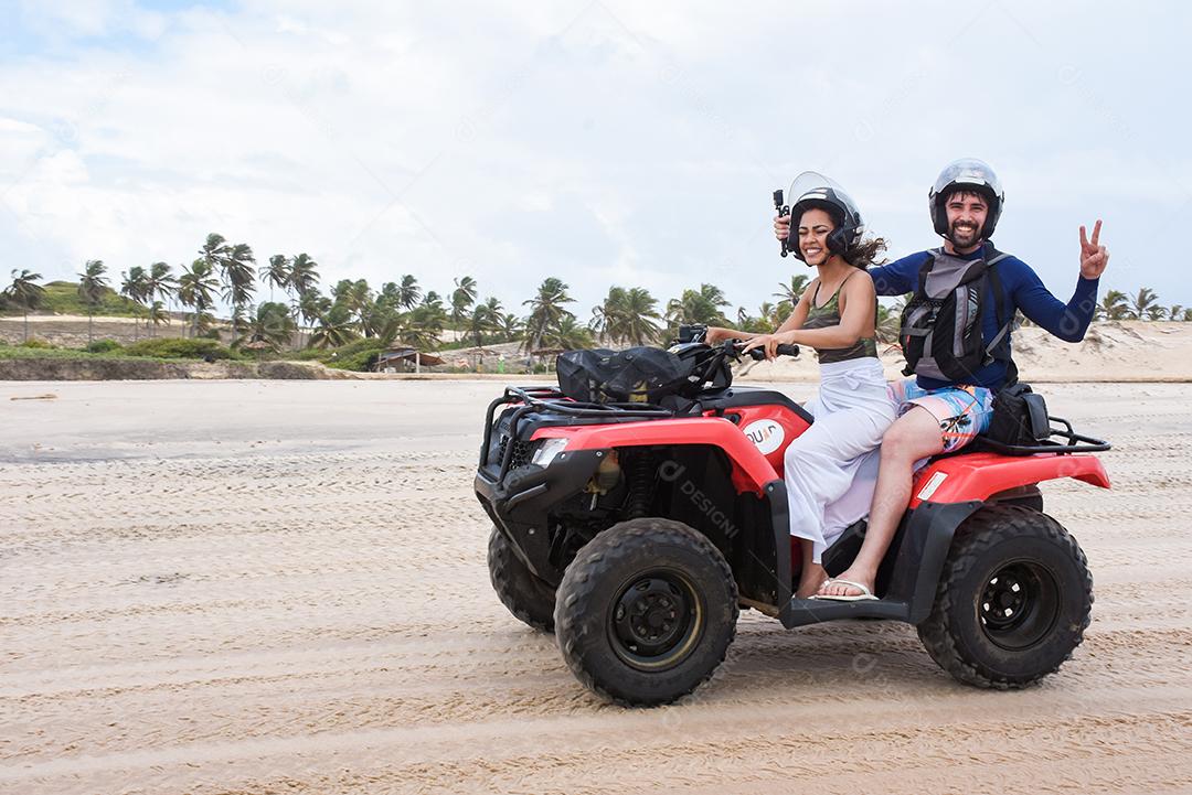 Natal, Rio Grande do Norte, Brasil - 12 de março de 2021: Passeio de casal