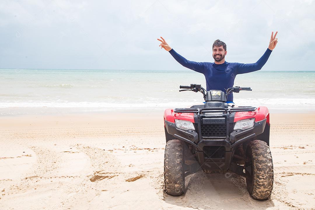 Natal, Rio Grande do Norte, Brasil - 12 de março de 2021: Passeio de quadriciclo em Maracajau no Rio Grande do Norte