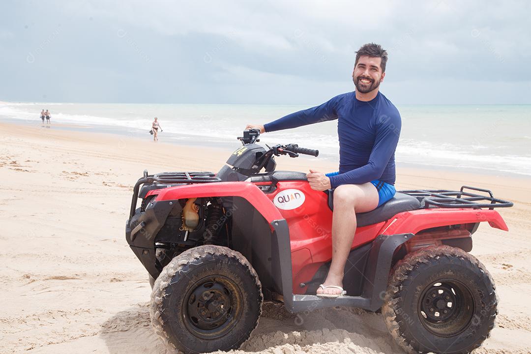 Natal, Rio Grande do Norte, Brasil - 12 de março de 2021: Passeio de quadriciclo em Maracajau no Rio Grande do Norte