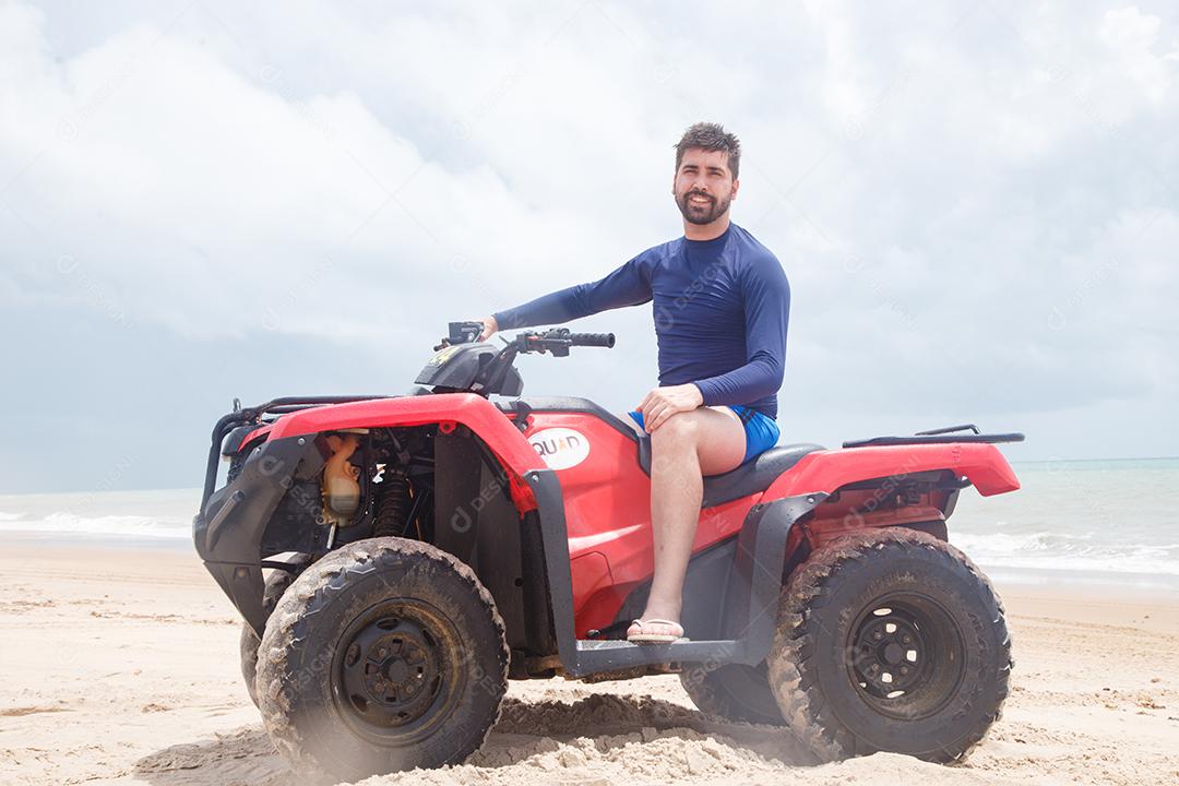 Natal, Rio Grande do Norte, Brasil - 12 de março de 2021: Passeio de quadriciclo em Maracajau no Rio Grande do Norte