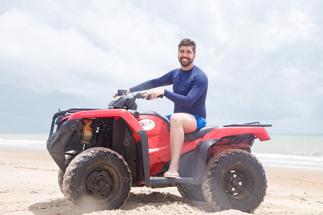 Natal, Rio Grande do Norte, Brasil - 12 de março de 2021: Passeio de quadriciclo em Maracajau no Rio Grande do Norte