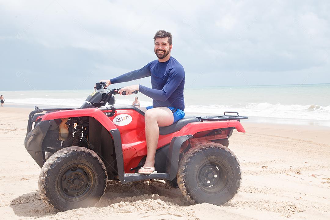 Natal, Rio Grande do Norte, Brasil - 12 de março de 2021: Passeio de quadriciclo em Maracajau no Rio Grande do Norte