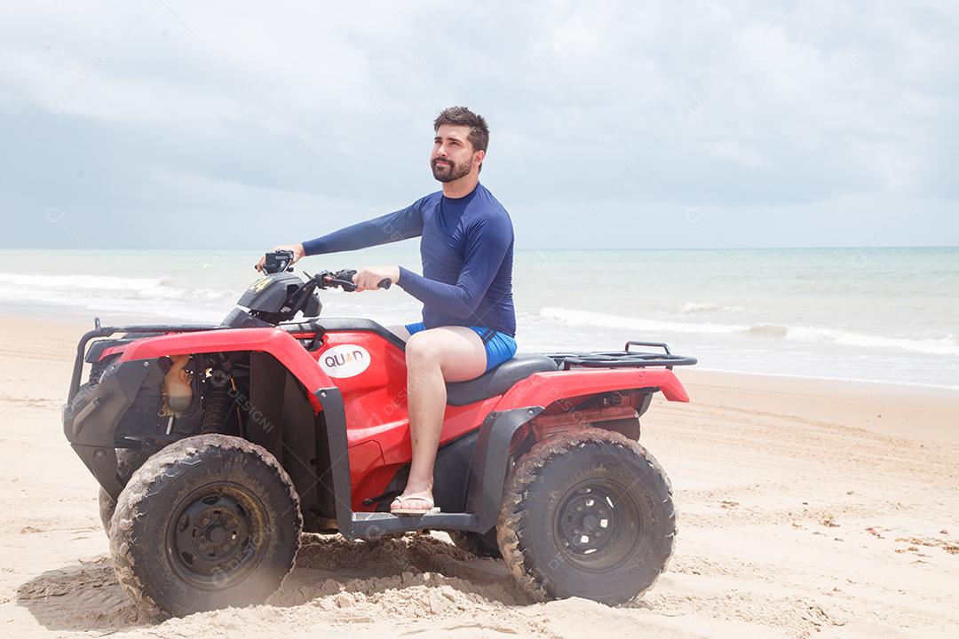 Natal, Rio Grande do Norte, Brasil - 12 de março de 2021: Passeio de quadriciclo em Maracajau no Rio Grande do Norte