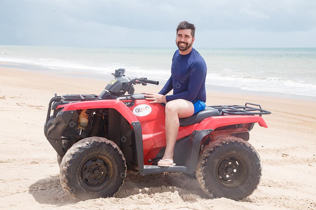 Natal, Rio Grande do Norte, Brasil - 12 de março de 2021: Passeio de quadriciclo em Maracajau no Rio Grande do Norte