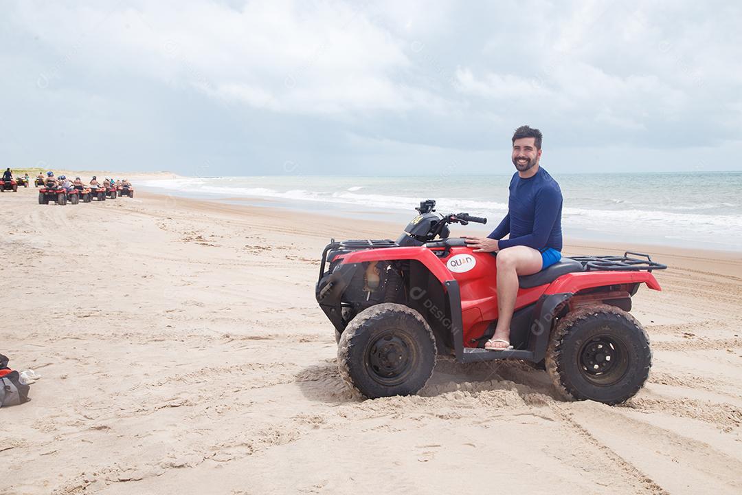 Natal, Rio Grande do Norte, Brasil - 12 de março de 2021: Passeio de quadriciclo em Maracajau no Rio Grande do Norte