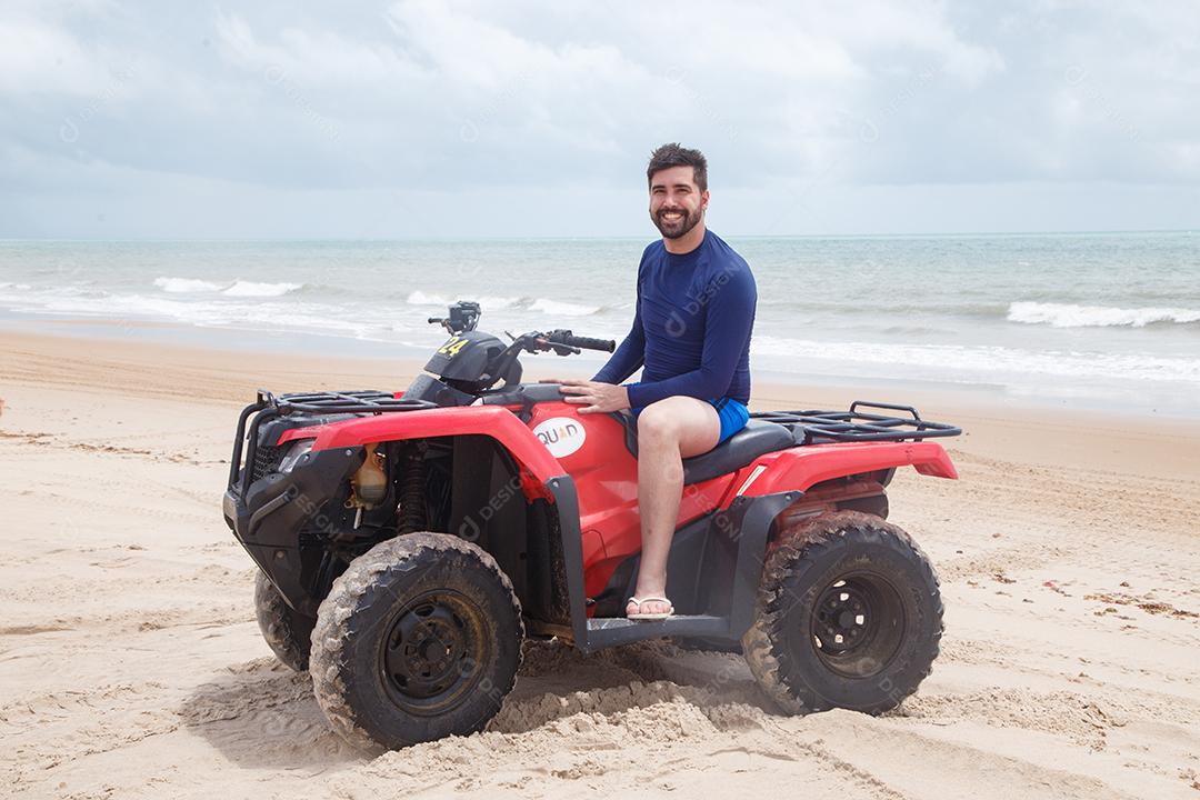 Natal, Rio Grande do Norte, Brasil - 12 de março de 2021: Passeio de quadriciclo em Maracajau no Rio Grande do Norte
