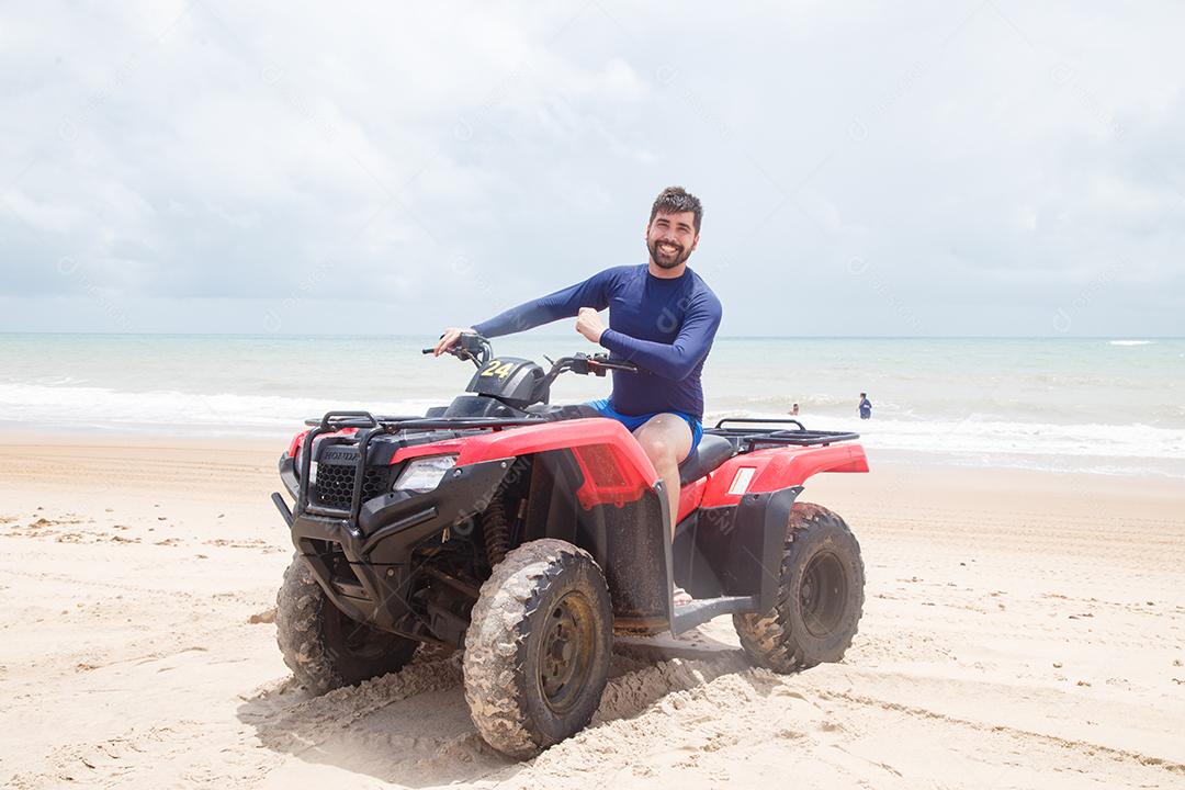 Natal, Rio Grande do Norte, Brasil - 12 de março de 2021: Passeio de quadriciclo em Maracajau no Rio Grande do Norte