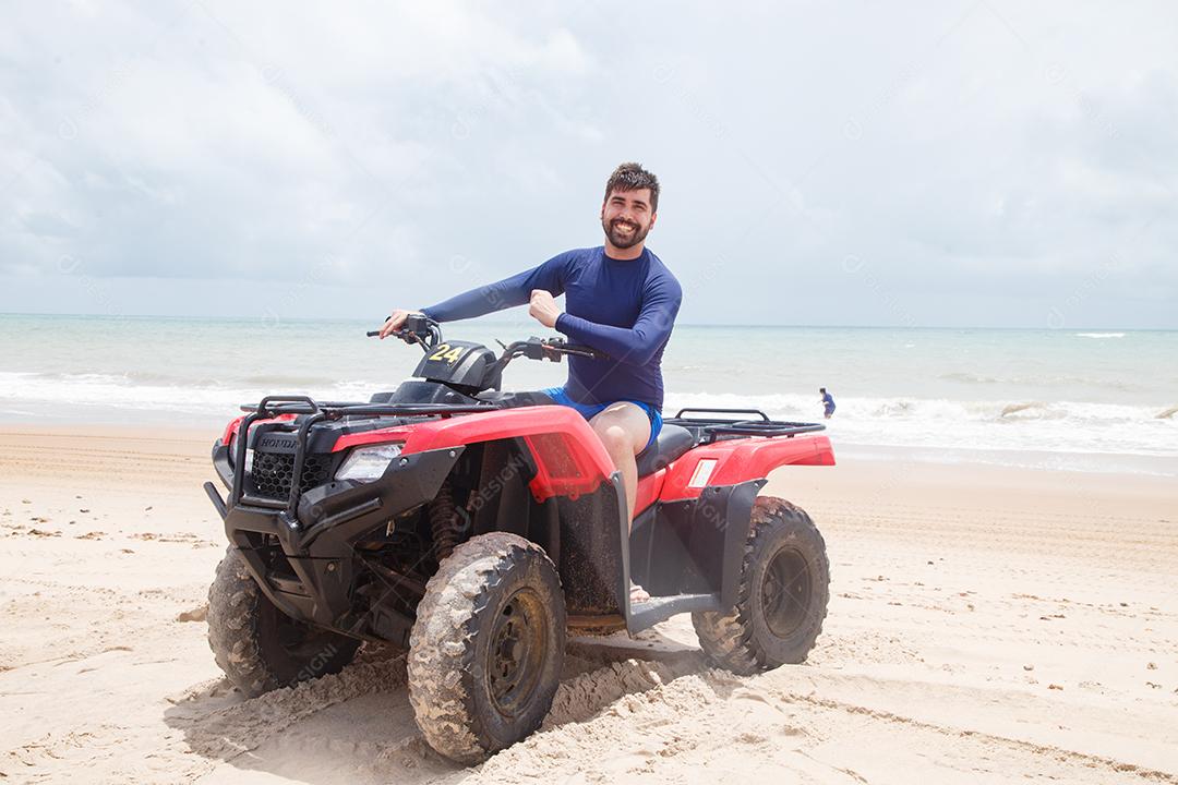 Natal, Rio Grande do Norte, Brasil - 12 de março de 2021: Passeio de quadriciclo em Maracajau no Rio Grande do Norte