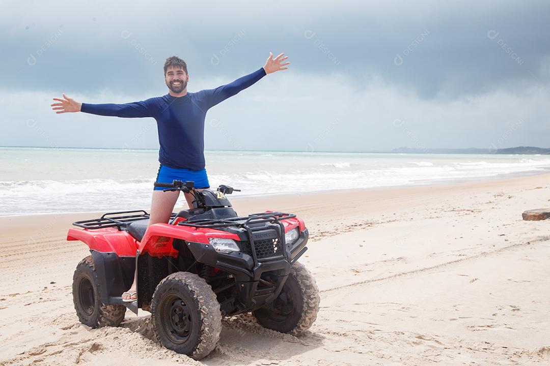 Natal, Rio Grande do Norte, Brasil - 12 de março de 2021: Passeio de quadriciclo em Maracajau no Rio Grande do Norte