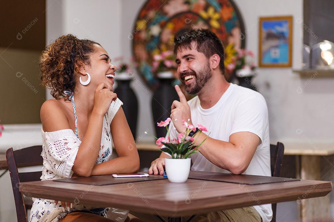 jovem casal de amantes jantando no restaurante.