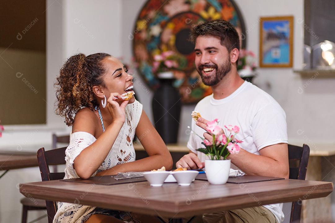 jovem casal de amantes jantando no restaurante.