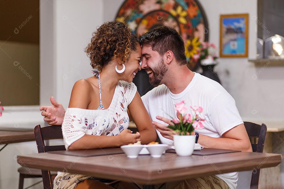 jovem casal de amantes jantando no restaurante.