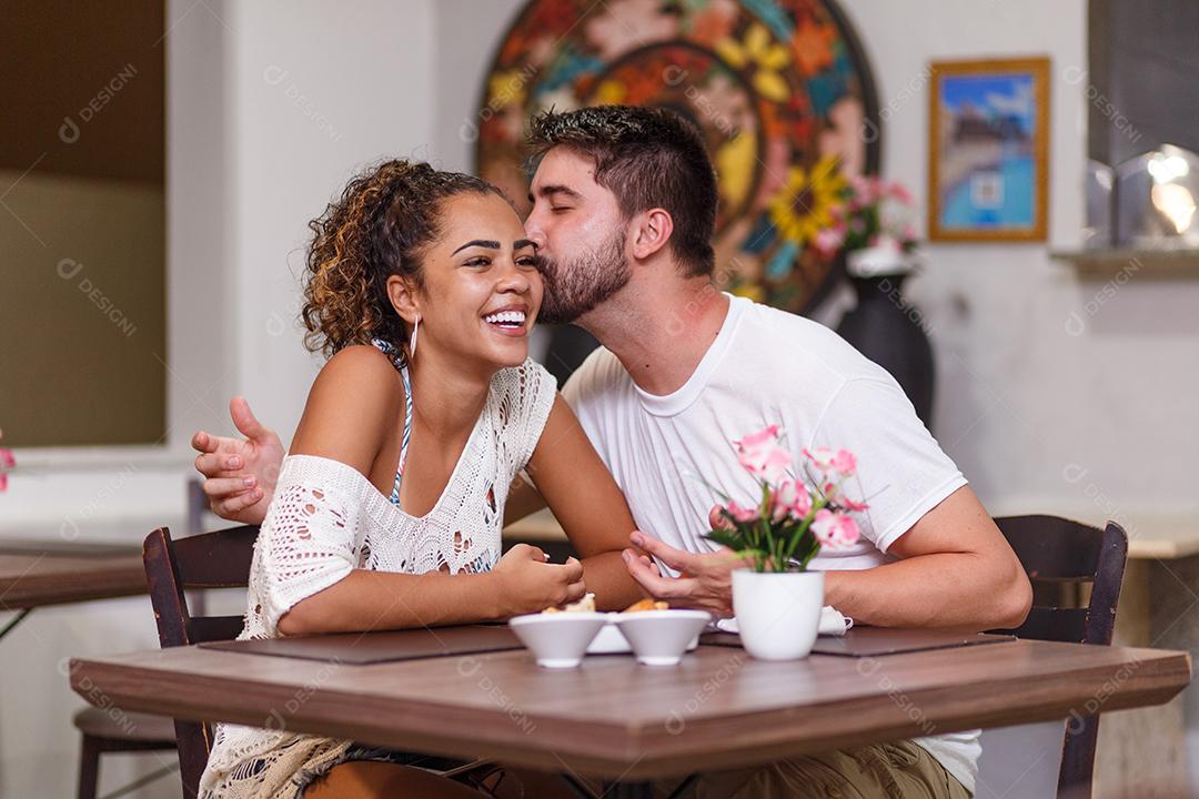jovem casal de amantes jantando no restaurante.