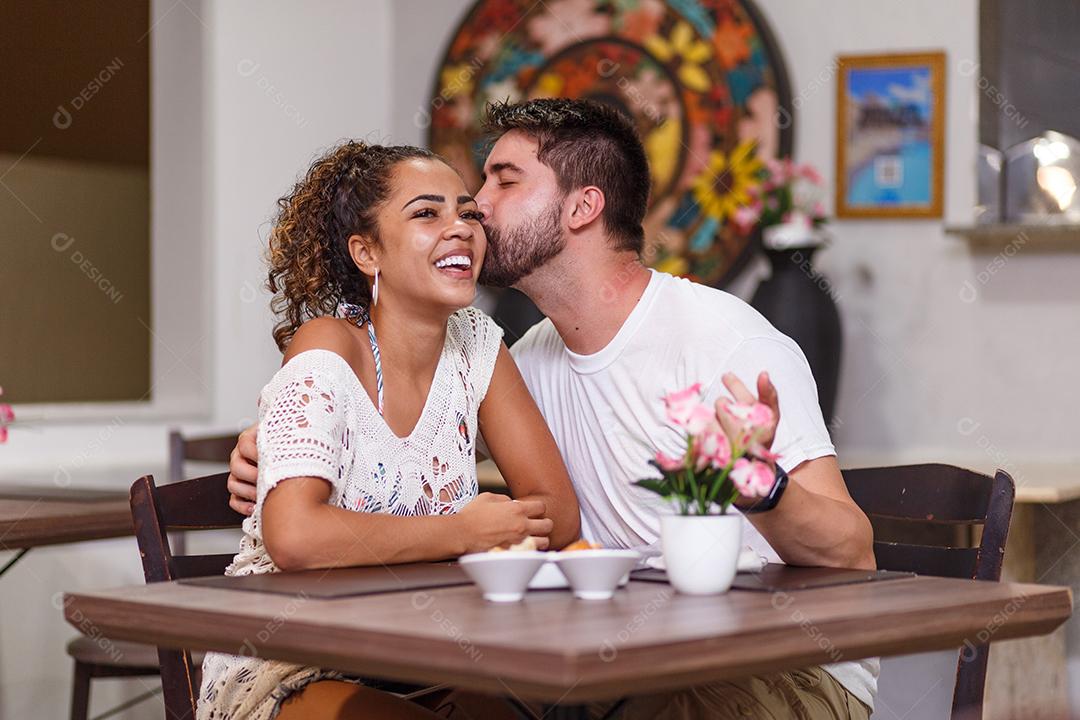 jovem casal de amantes jantando no restaurante.