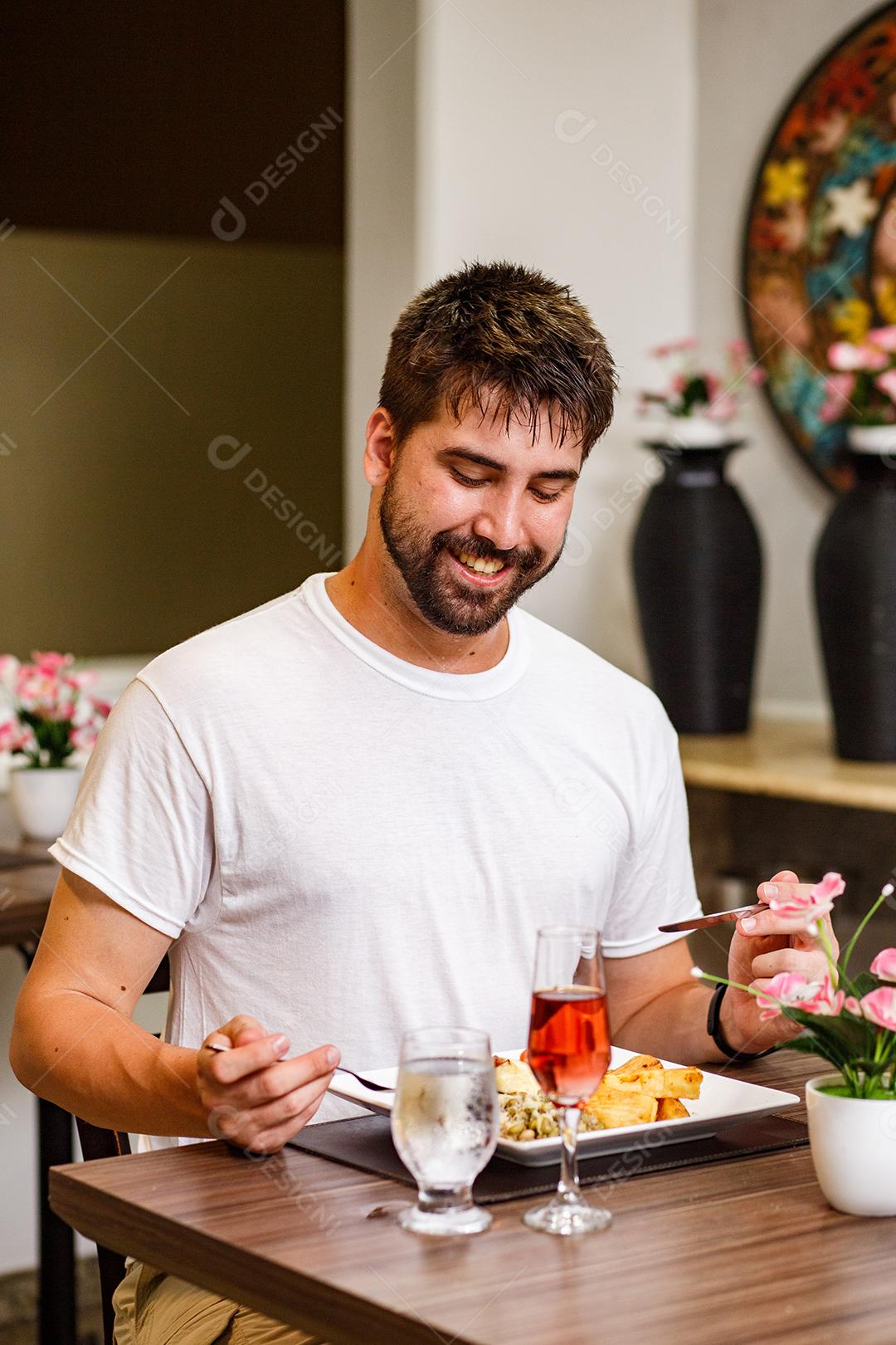 homem bonito jantando no restaurante sozinho durante a pandemia