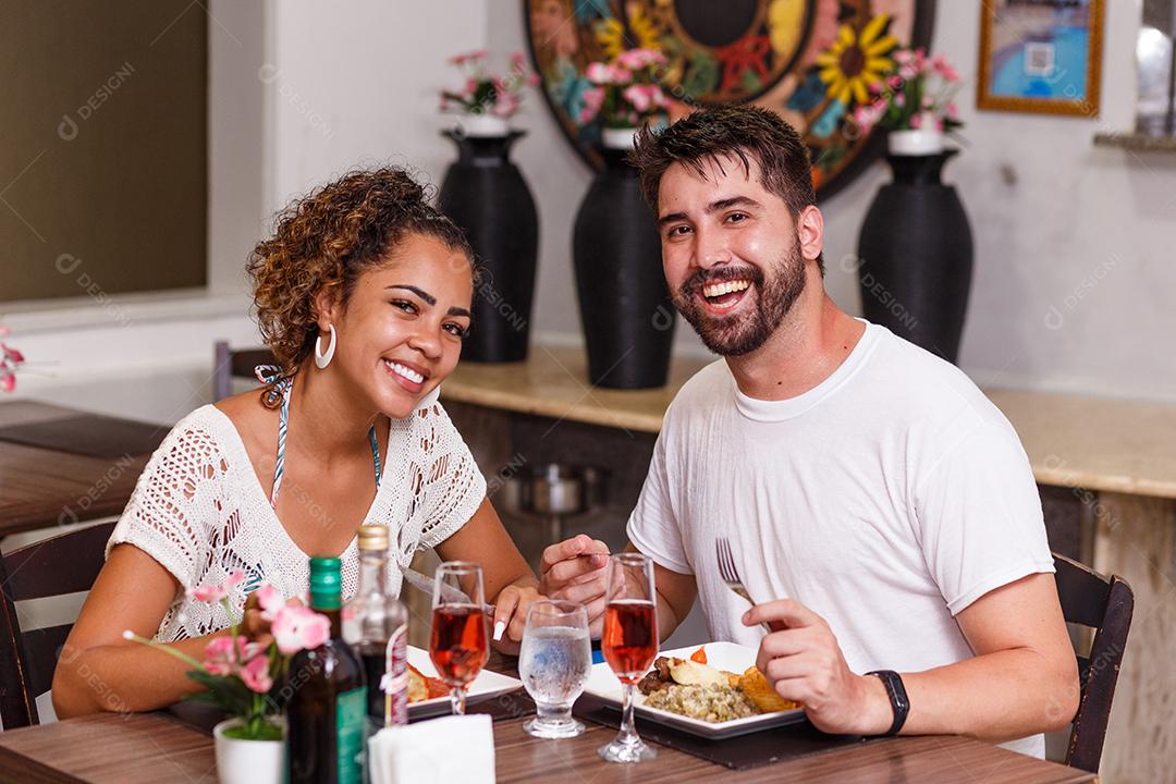 jovem casal de amantes jantando no restaurante.