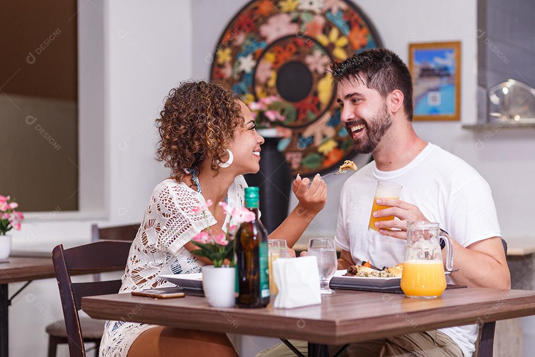 jovem casal de amantes jantando no restaurante.