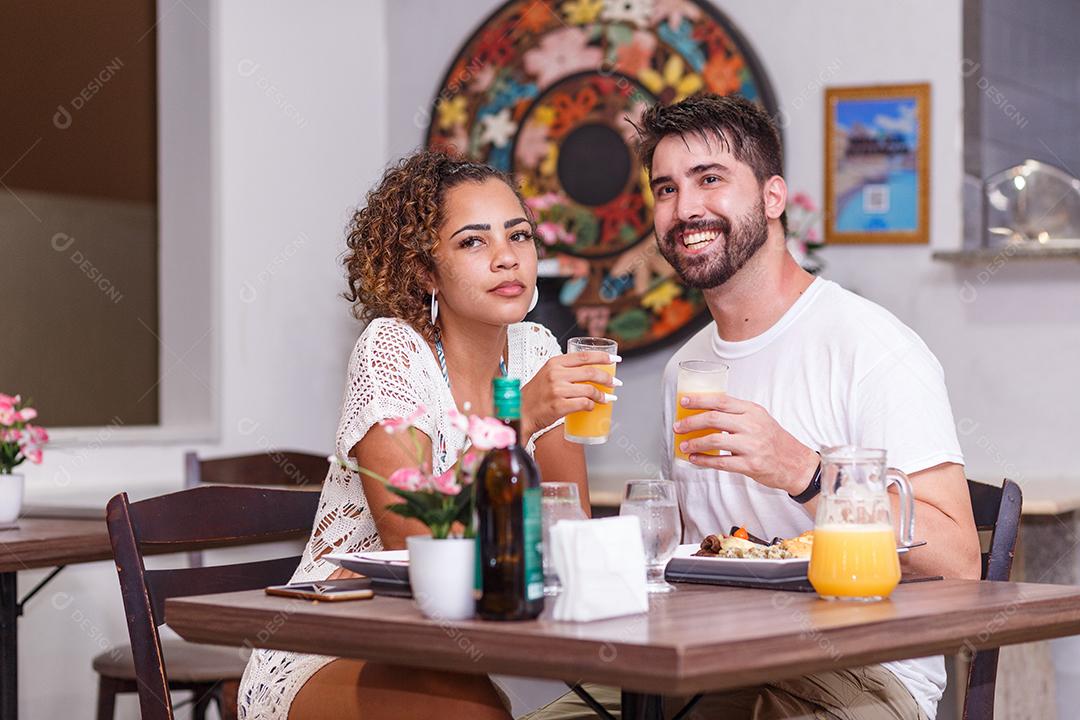jovem casal de amantes jantando no restaurante.