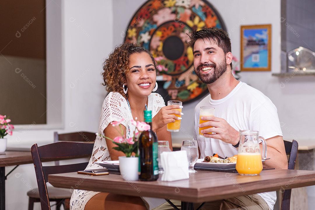 jovem casal de amantes jantando no restaurante.