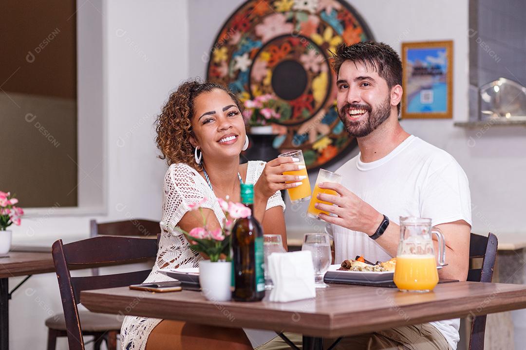 jovem casal de amantes jantando no restaurante.