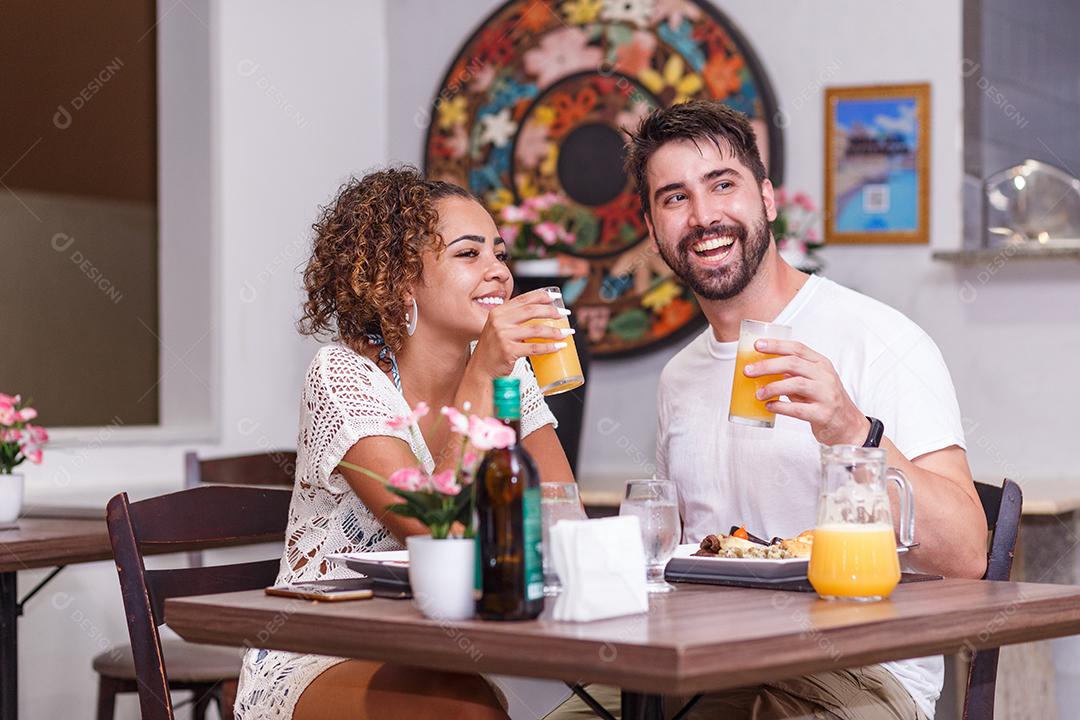 jovem casal de amantes jantando no restaurante.