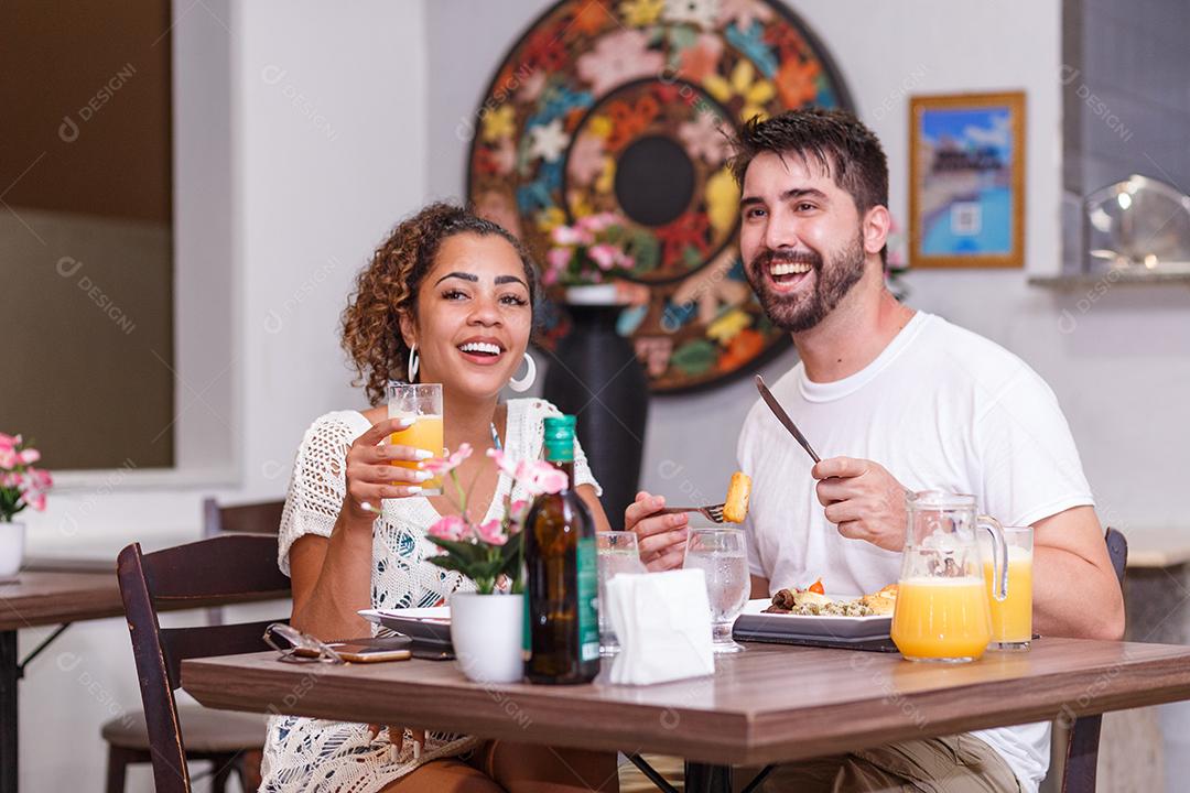 jovem casal de amantes jantando no restaurante.