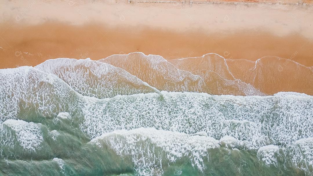 Onda do mar na praia de areia