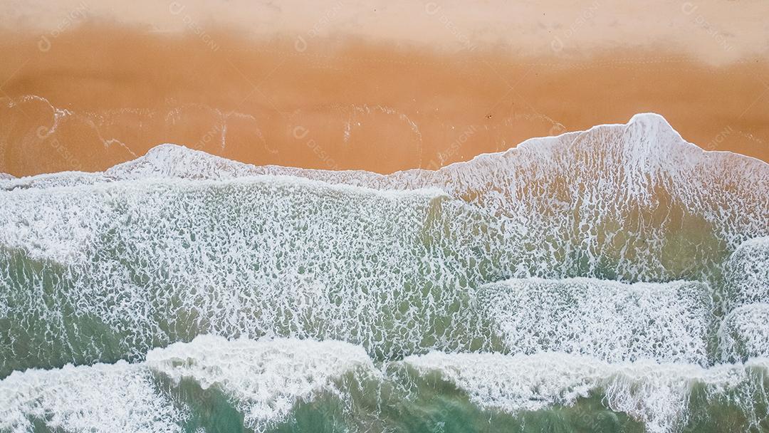 Onda do mar na praia de areia