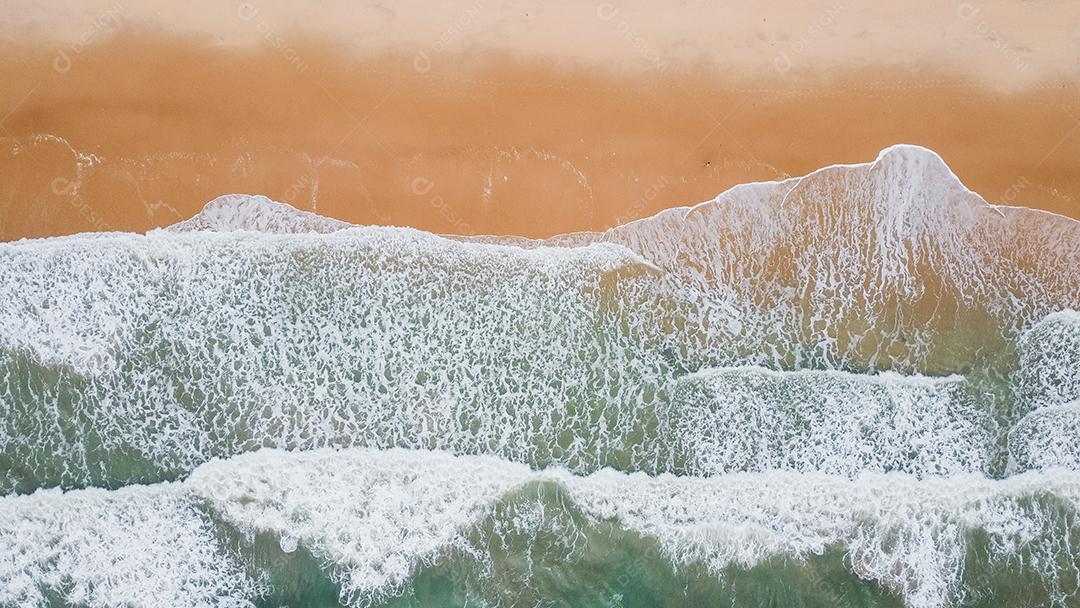 Onda do mar na praia de areia