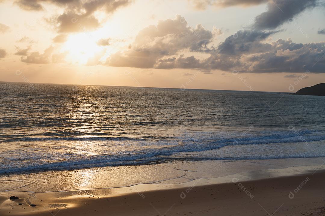 Onda do mar na praia de areia