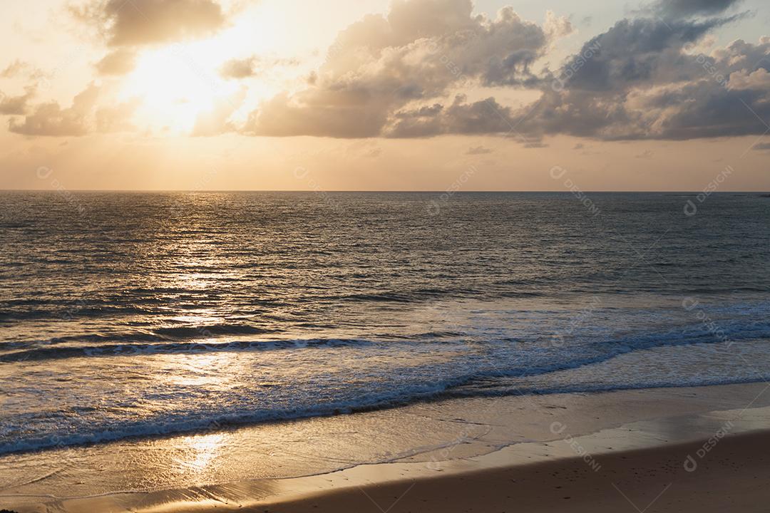 Onda do mar na praia de areia