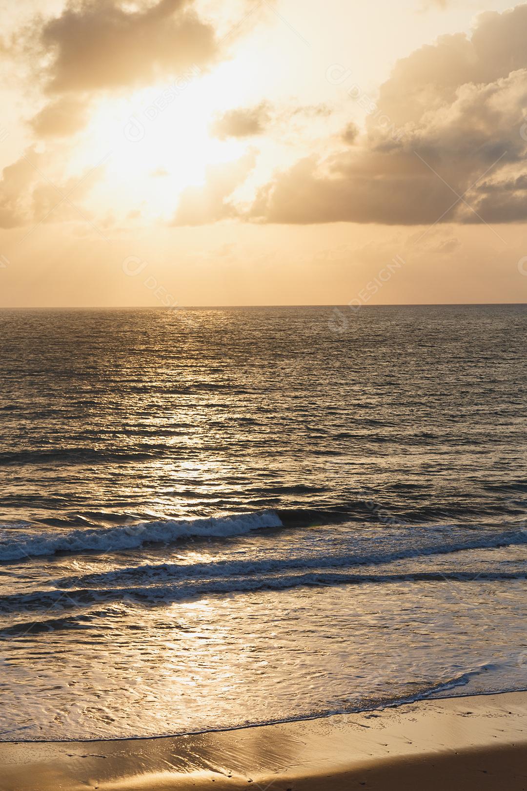 Onda do mar na praia de areia
