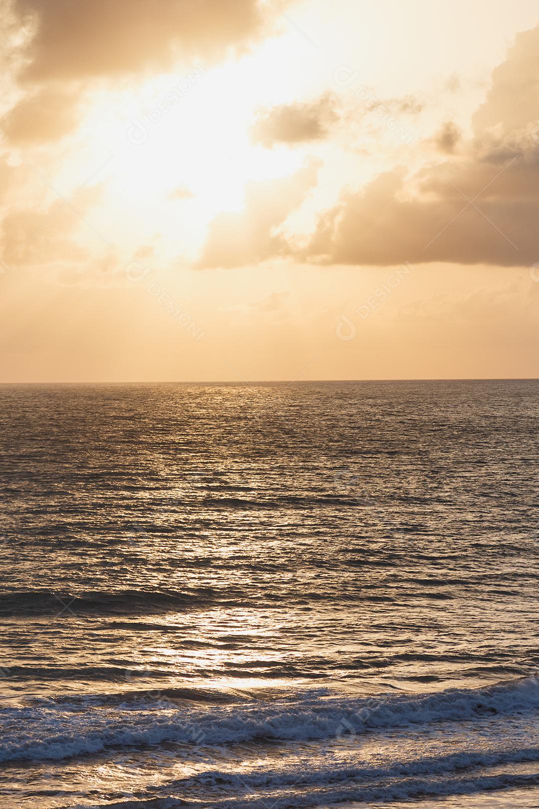 Onda do mar na praia de areia