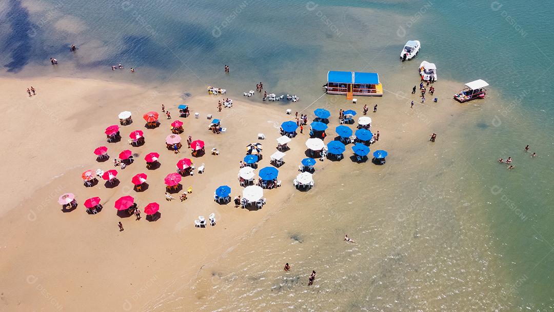 foto de cadeiras e guarda-chuva com um lago ao fundo. Praia, férias e verão