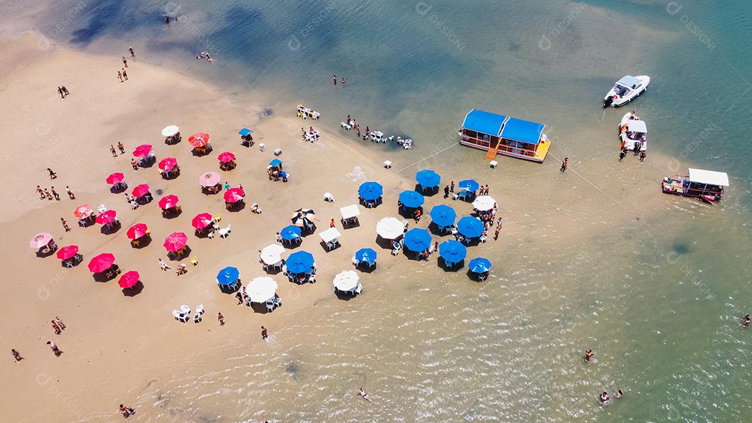foto de cadeiras e guarda-chuva com um lago ao fundo. Praia, férias e verão
