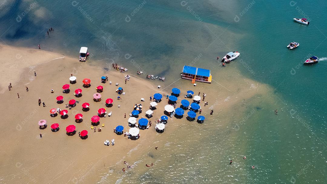 foto de cadeiras e guarda-chuva com um lago ao fundo. Praia, férias e verão