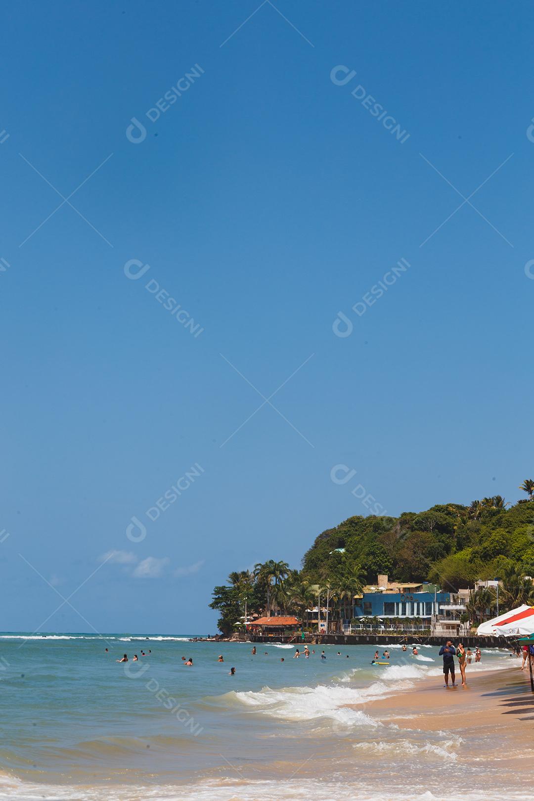 Natal, Rio Grande do Norte, Brasil - 12 de março de 2021: Imagem aérea da Praia de Pipa no Rio Grande do Norte. vertical
