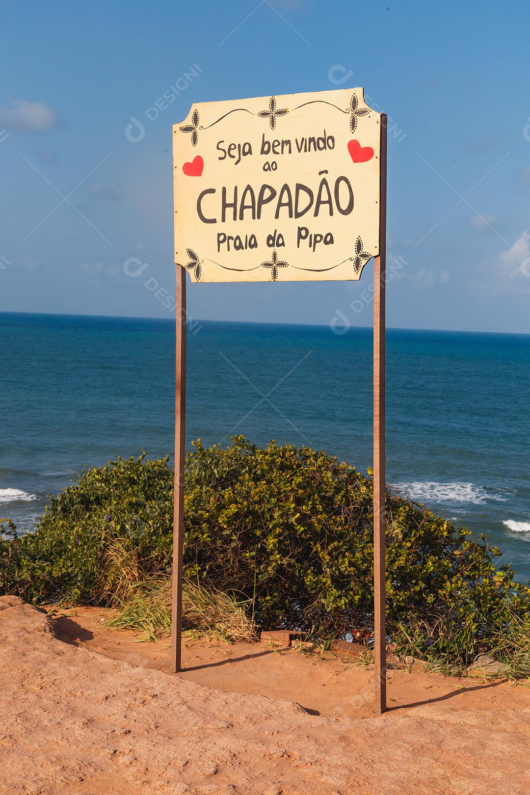 Natal, Rio Grande do Norte, Brasil - 12 de março de 2021: Placa de identificação da praia de Pipa escrita em português Bem-vindo ao chapadão praia da pipa