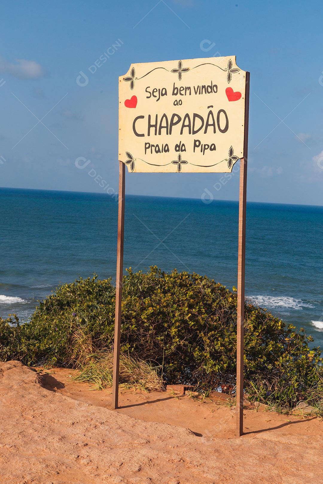 Natal, Rio Grande do Norte, Brasil - 12 de março de 2021: Placa de identificação da praia de Pipa escrita em português Bem-vindo ao chapadão praia da pipa
