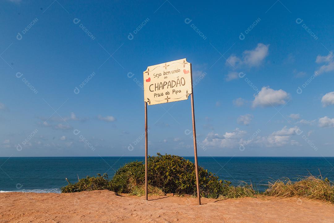 Natal, Rio Grande do Norte, Brasil - 12 de março de 2021: Placa de identificação da praia de Pipa escrita em português Bem-vindo ao chapadão praia da pipa