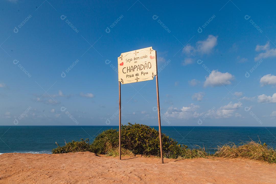 Natal, Rio Grande do Norte, Brasil - 12 de março de 2021: Placa de identificação da praia de Pipa escrita em português Bem-vindo ao chapadão praia da pipa