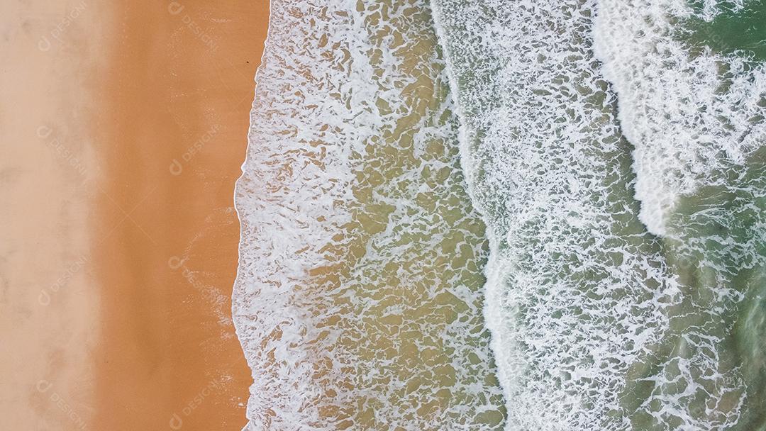 Onda do mar na praia de areia
