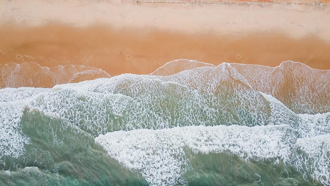 Onda do mar na praia de areia