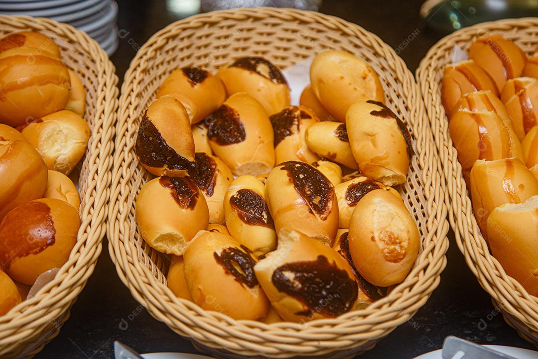 foto de uma variedade de pães no café da manhã do hotel