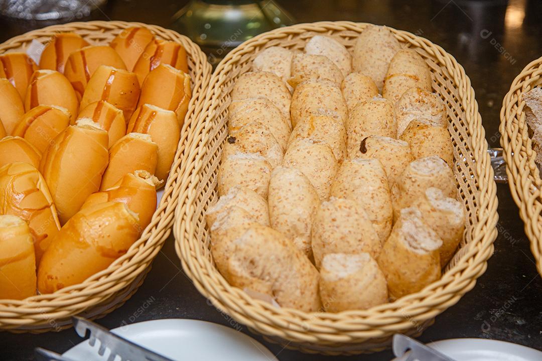 foto de uma variedade de pães no café da manhã do hotel