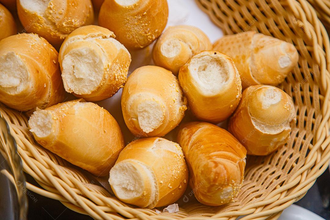 foto de uma variedade de pães no café da manhã do hotel