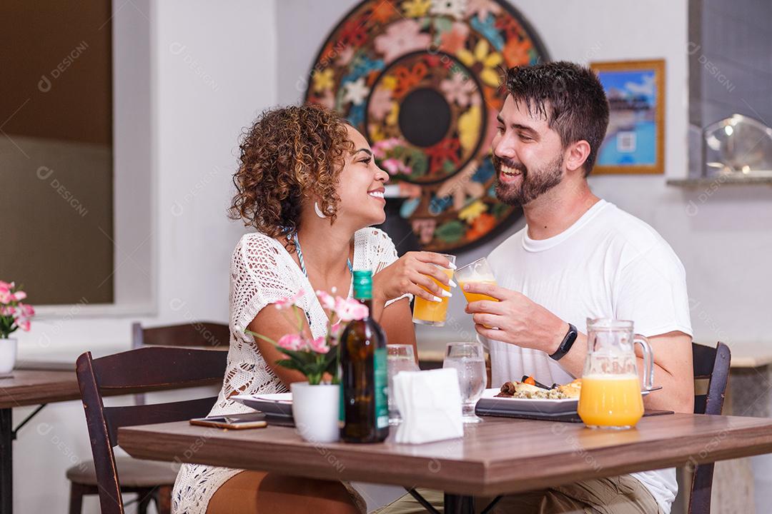 jovem casal de amantes jantando no restaurante.