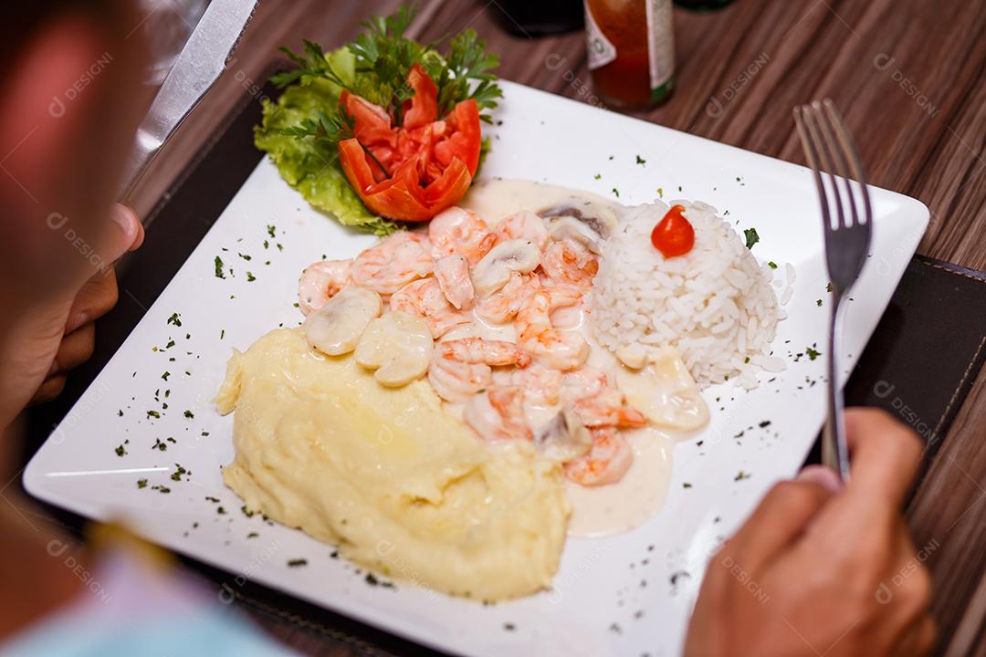 prato comida de camarão no restaurante