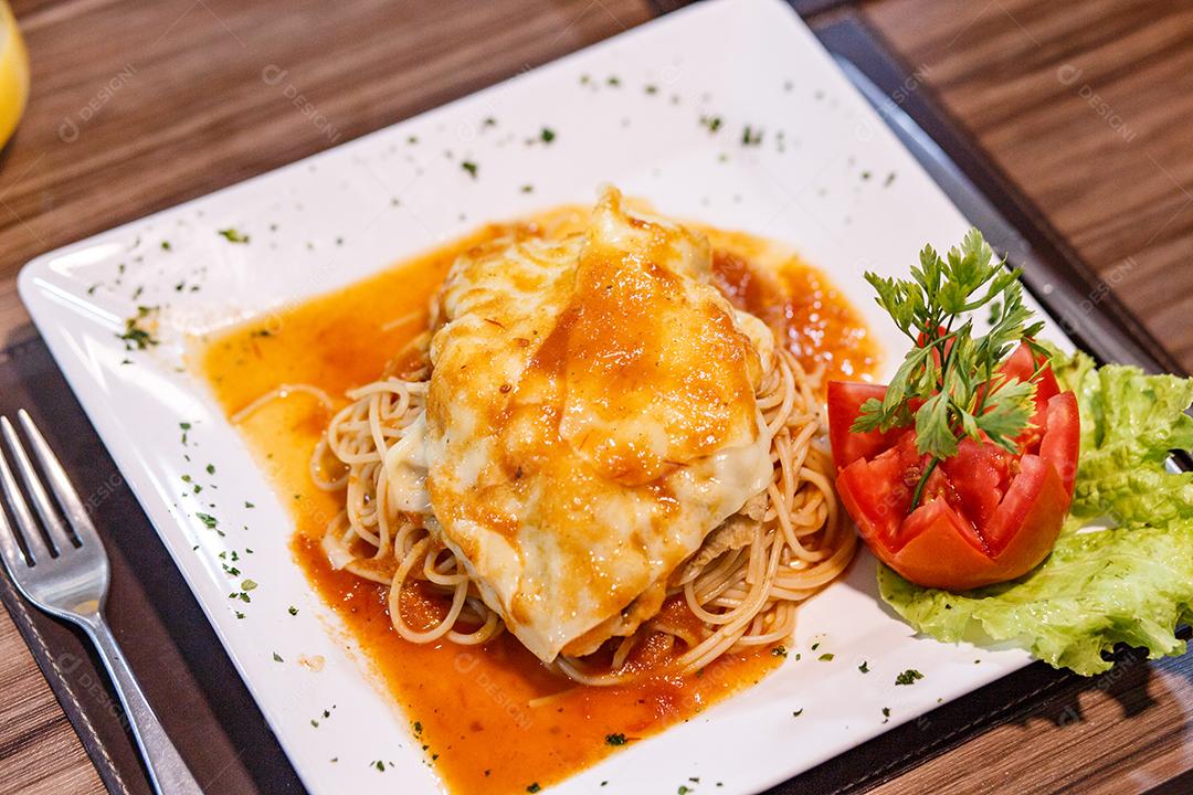 delicioso prato de carne e macarrão à parmegiana