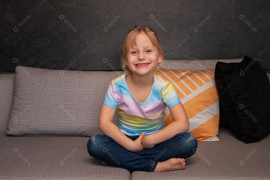 menina sentada no sofá